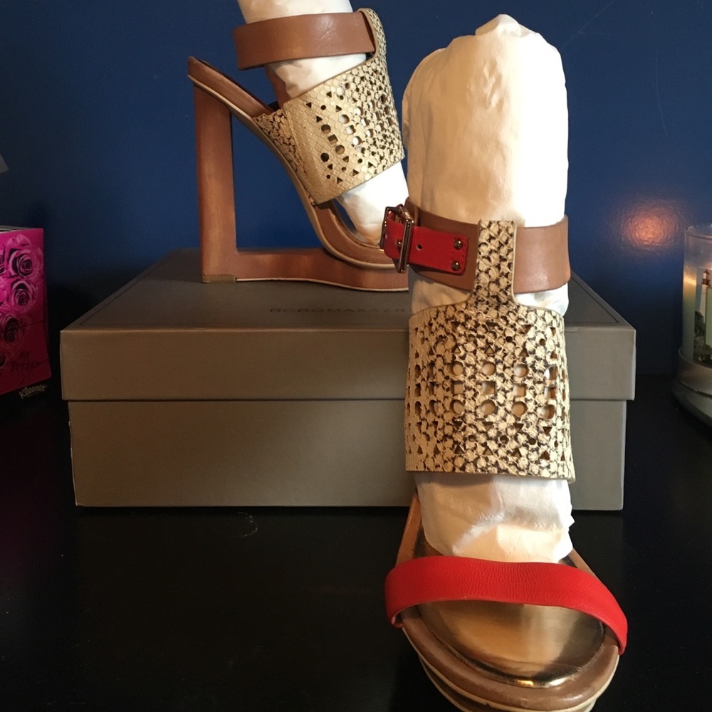 🔥BCBG MAXAZRIA platform wedge 🔥